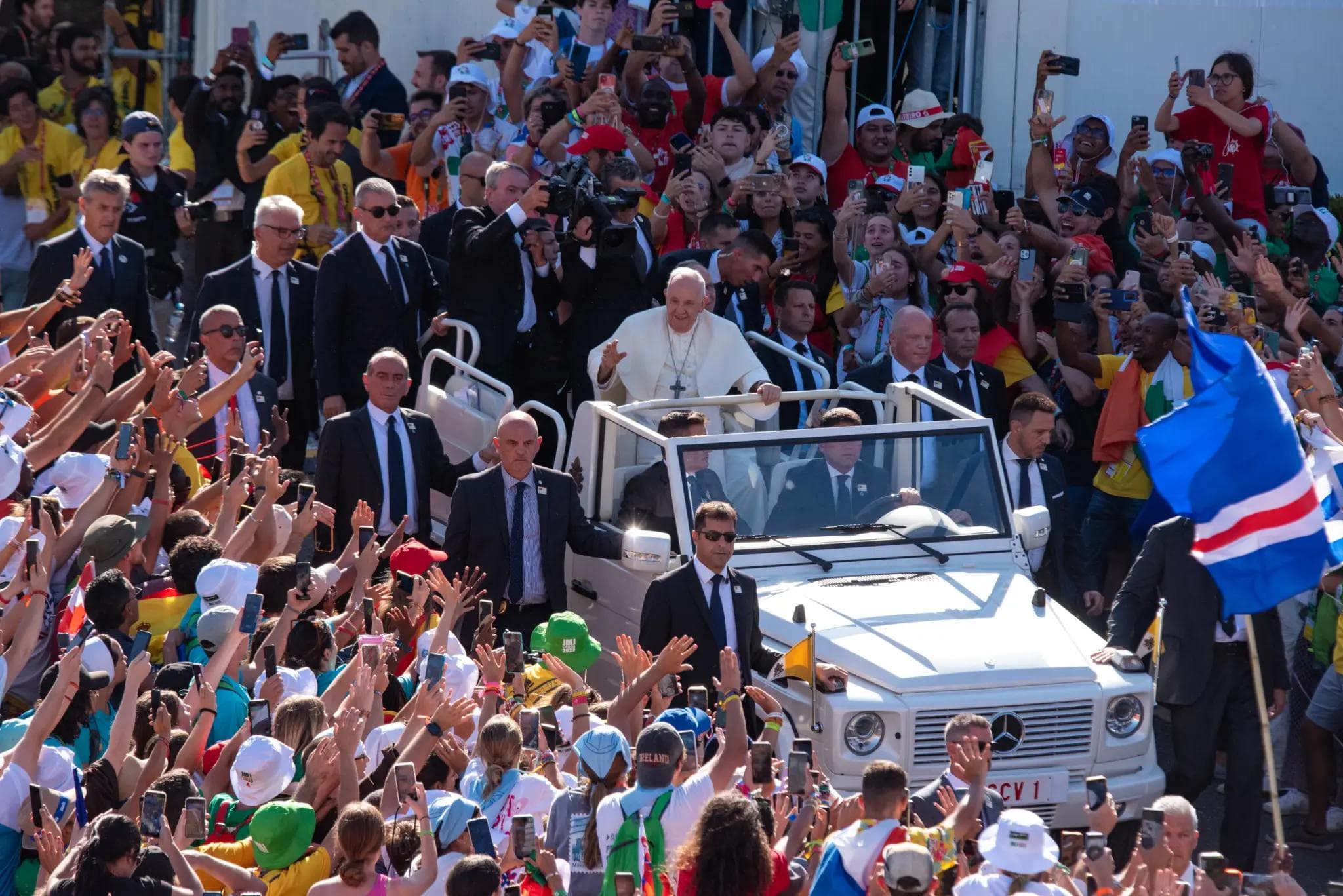 Pope waving to catholic young people at the World Youth Day parade in Sydney